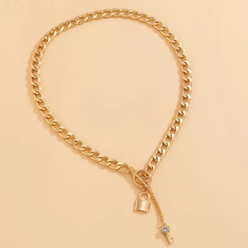 LOCK AND KEY 1 PIECE TOGGLE FASHION NECKLACE GOLD TONE CRYSTAL EMBELLISHED NEW - Picture 2 of 3